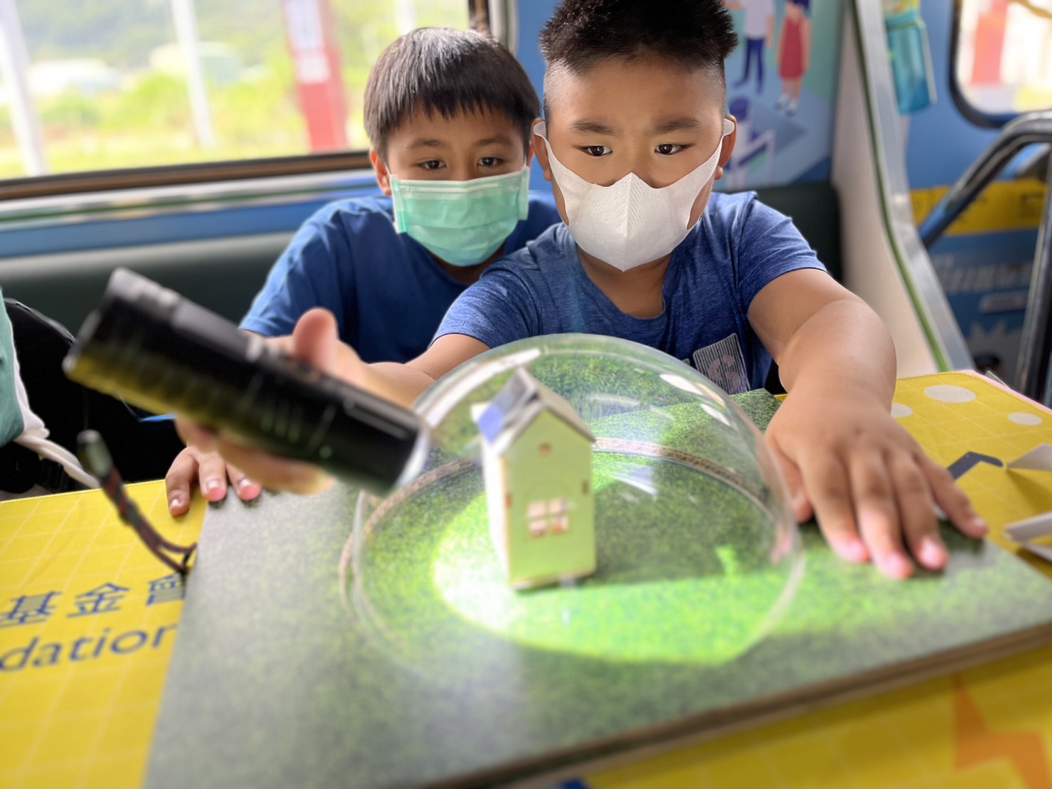 友達參與基礎科學主題車廂，以STEAM教學精神，設計「逐日科學家」、「太陽能工程師」以及「淨零建築師」三大能源科普課程和實驗