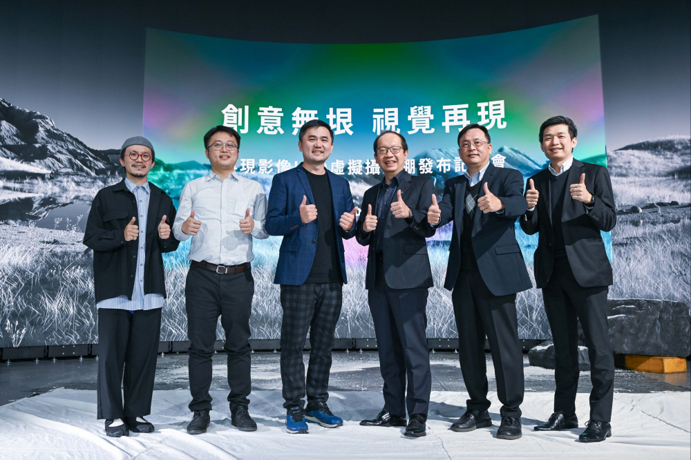 友達光電與再現影像攜手，於中影製片廠建置全台首座提供嶄新一站式整合服務的LED虛擬製作攝影棚（圖左至右：再現影像視覺總監郭憲聰、再現影像營運總監黃棨雋、再現影像藝術總監與導演紀柏舟、友達光電技術長廖唯倫、友達光電系統設計製造服務事業總部副總經理曾天龍、友達光電系統產品事業資深處長蘇聖倫）