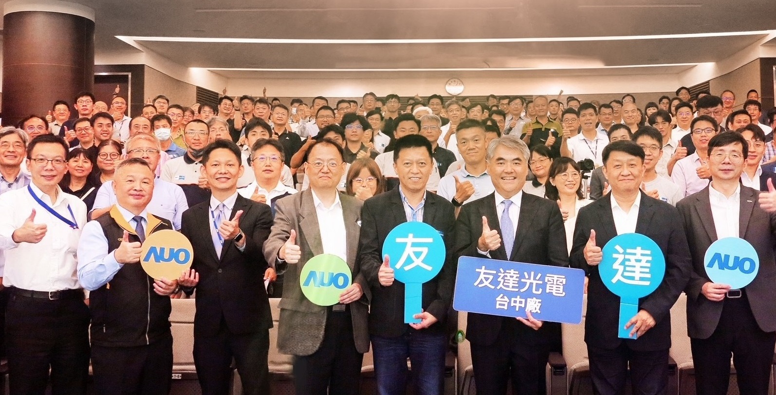 友達以太陽能解決方案領航者，跨足建築領域，4日在台中廠區舉辦「光電建築一體化研討會」，邀請產業先驅共同推動綠化，打造新一代智慧綠建築。
