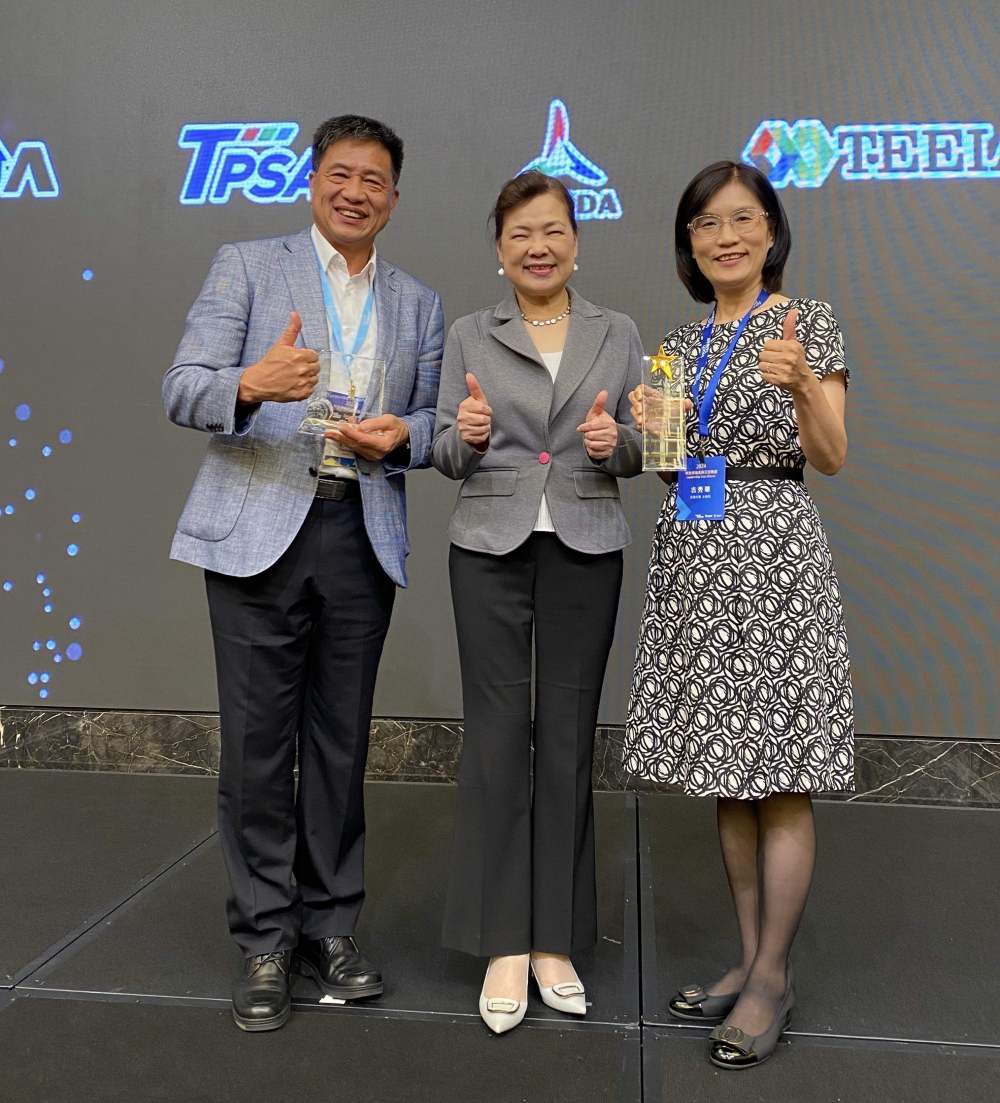 友達致力推動永續發展，於Touch Taiwan2024以3R策略貫穿Display、ESG展位實現綠色展覽目標之成果，Display展位獲綠色裝潢設計鑽質獎最高榮譽，ESG同獲金質獎殊榮。由經濟部長王美花（中）親自頒予友達光電董事長彭双浪（左）、友達光電永續長古秀華（右）