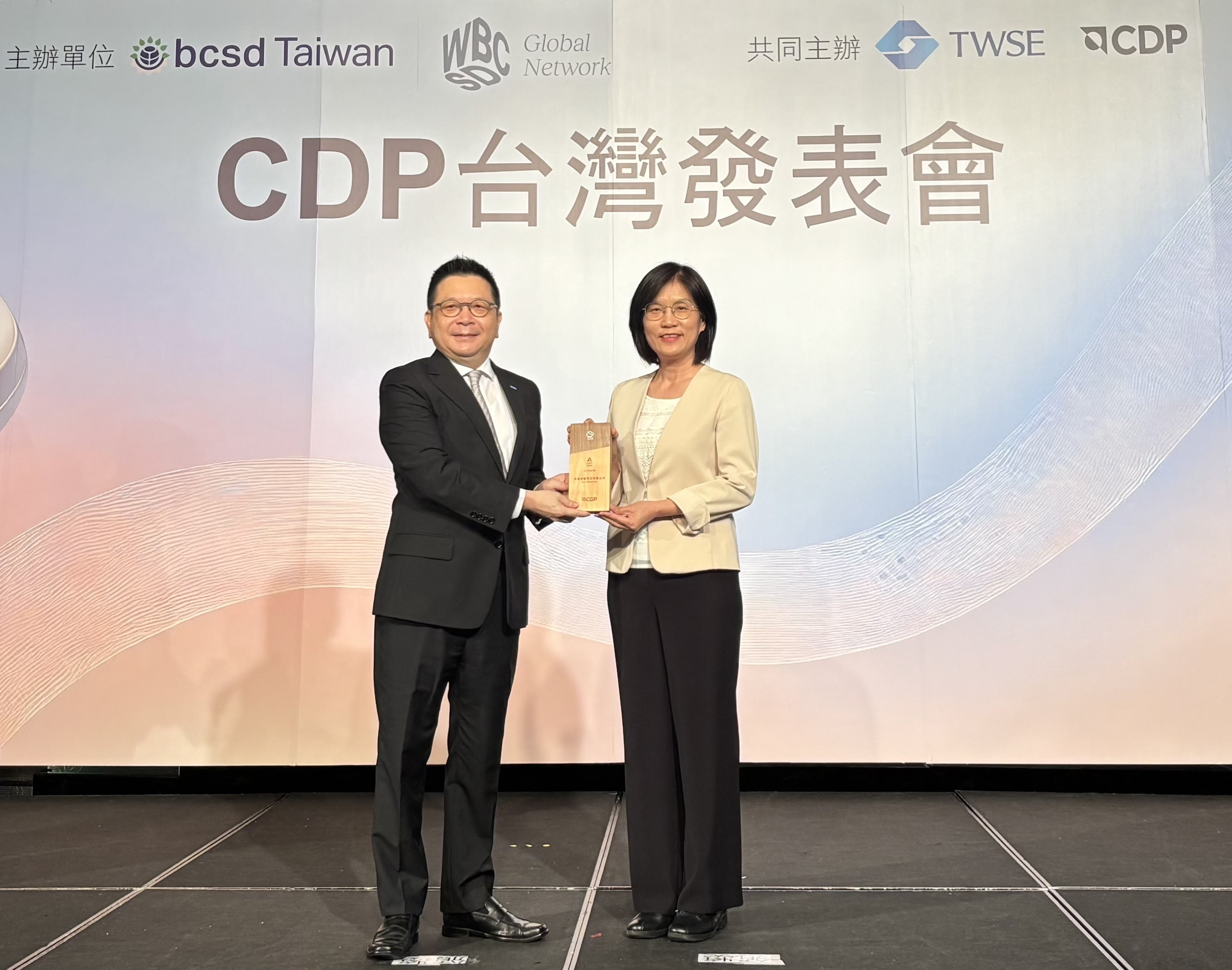 友達永續成果再獲國際評比肯定，獲頒CDP氣候與水資源雙項領導力評級。今由臺灣證券交易所董事長林修銘（左）頒獎，友達光電永續長古秀華（右）代表受獎
